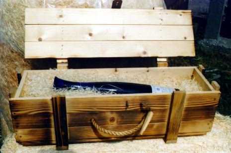 Kiste mit Weinflasche 50%.jpg (18496 Byte)